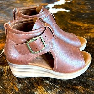 Pierre Dumas Brown Wedge Sandals Sz 6